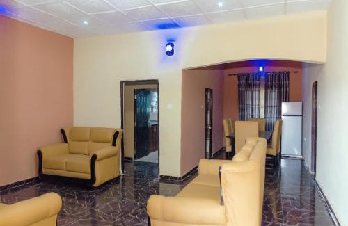 Benin City Apartamento | Royal Guests Holiday Lets - A Modern 2-Bedroom Apartment with balcony, 24H CCTV, perfect for families, business or leisure