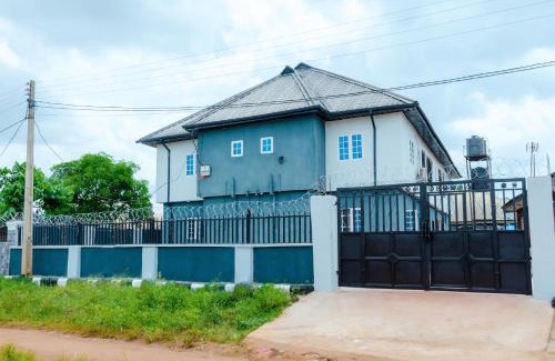 Benin City Apartamento | Royal Guests Holiday Lets - A Modern 2-Bedroom Apartment with balcony, 24H CCTV, perfect for families, business or leisure