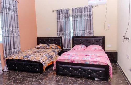 Benin City Apartamento | Royal Guests Holiday Lets - A Modern 2-Bedroom Apartment with balcony, 24H CCTV, perfect for families, business or leisure