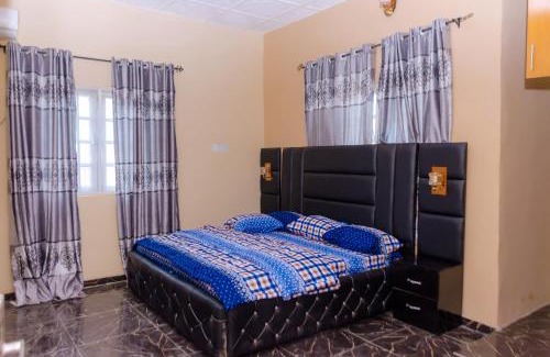 Benin City Apartamento | Royal Guests Holiday Lets - A Modern 2-Bedroom Apartment with balcony, 24H CCTV, perfect for families, business or leisure