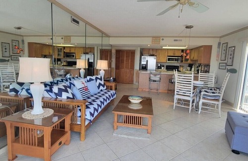 North Ocean City Condominio | Royal Hawaiian 401 - lado del océano de 2 dormitorios con piscina cubierta y al aire libre
