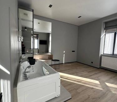Lviv City Center Apartamento | Royal jacuzzi apartment on Krehivska 10 st
