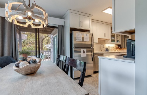 Bald Head Island Condominio | Royal James Condo-Perfect for families, neighborhood pool, golf cart included BOTH clubs Available