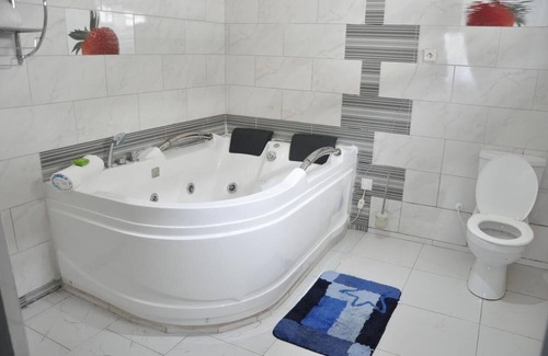 Nungua Hotel | Royal Lee's Hotel