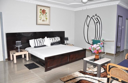 Nungua Hotel | Royal Lee's Hotel