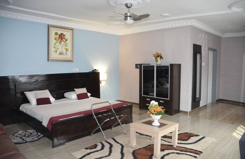 Nungua Hotel | Royal Lee's Hotel