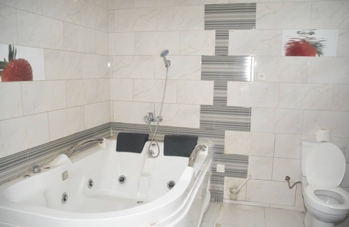 Nungua Hotel | Royal Lee's Hotel