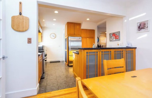 Royal Oak Casa | Royal Oak Health Retreat, King Bed & Crib, Infrared Sauna, Gym, Steam Shower+