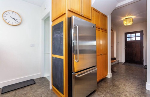 Royal Oak Casa | Royal Oak Health Retreat, King Bed & Crib, Infrared Sauna, Gym, Steam Shower+
