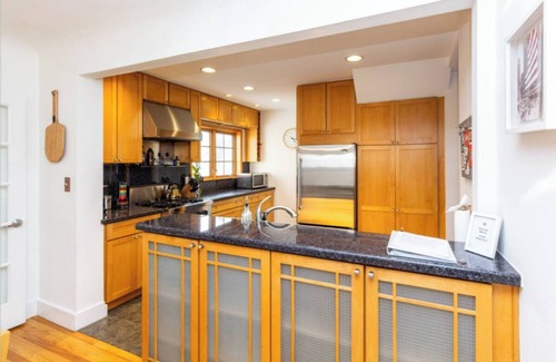 Royal Oak Casa | Royal Oak Health Retreat, King Bed & Crib, Infrared Sauna, Gym, Steam Shower+