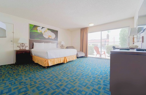 Indio Hotel | Royal Plaza Inn Indio