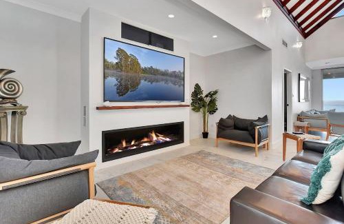 Central Coast Casa | Royal Retreat Peaceful Lakefront