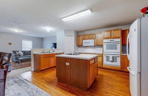 Northside Casa | Serene home with enclosed yard and screened in back patio