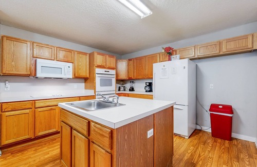 Northside Casa | Serene home with enclosed yard and screened in back patio