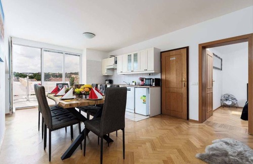 Smichov Apartamento | Royal Skyline Residence