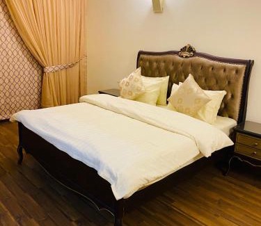 Gulberg Apartamento | Royal Two Bed Luxury Apartment Gulberg