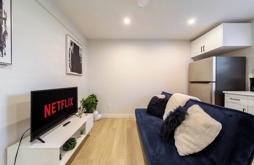 Jasper Place Casa | RoyalBlueBSMTsuite/KingBed/FreeParking/Netflix