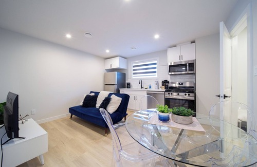 Jasper Place Casa | RoyalBlueBSMTsuite/KingBed/FreeParking/Netflix
