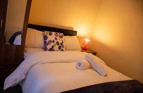 Northampton Casa | Royale Green View House- free parking, Wifi, Perfect for Contractors and Holiday