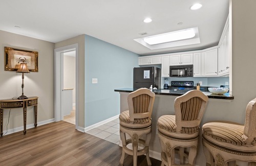 Arcadian Shores Condominio | Espectaculares vistas al resort y a la piscina desde un balcón extragrande