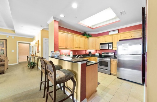 Arcadian Shores Condominio | Royale Palms 704 Elegant Oceanview w/Pool & Beach