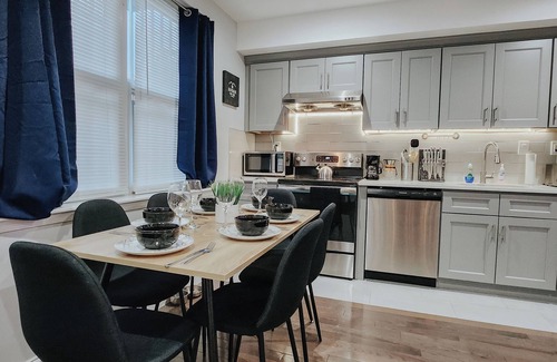 Center City Apartamento | Royaleux/4 King Beds/Sleep 16/Pool Table