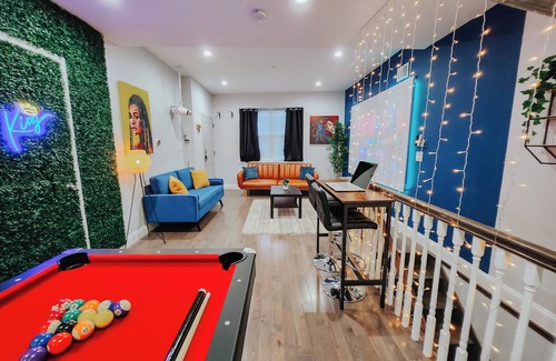 Center City Apartamento | Royaleux/4 King Beds/Sleep 16/Pool Table