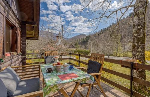 Hrib pri Hinjah Chalet De Esquí | Rozi's Riverside Cottage - Happy Rentals