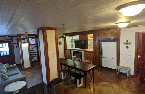 Oscar Casa | Rubies on the River- large yard, private pier, great for couples and families