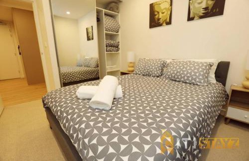 Phillip Apartamento | Ruby Red, 1Bd 1Bth Apt - Woden CBD