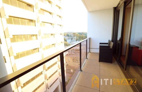 Phillip Apartamento | Ruby Red, 1Bd 1Bth Apt - Woden CBD