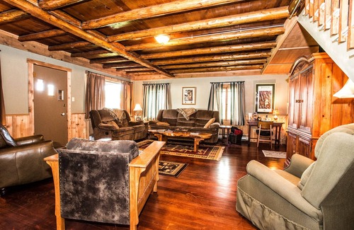 Sheridan Cabina | Ruby Valley Lodge; Log Lodge nestled near Downtown Sheridan Montana