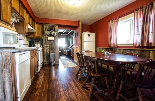 Sheridan Cabina | Ruby Valley Lodge; Log Lodge nestled near Downtown Sheridan Montana