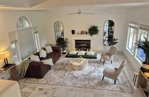 Raisin Casa | Rudraksha-Five Bed Home, NE Fresno,Sleeps 10,Shopping,Dining,Tourist Attractions