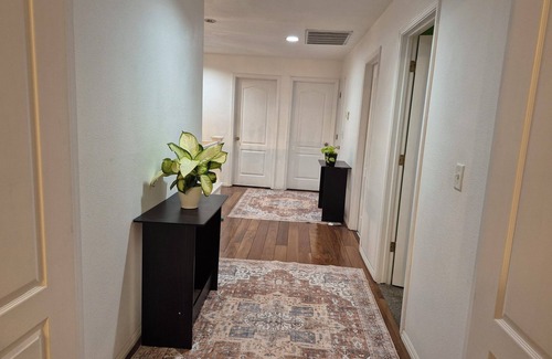 Raisin Casa | Rudraksha-Five Bed Home, NE Fresno,Sleeps 10,Shopping,Dining,Tourist Attractions