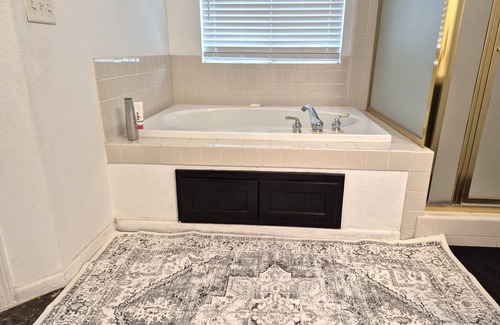 Raisin Casa | Rudraksha-Five Bed Home, NE Fresno,Sleeps 10,Shopping,Dining,Tourist Attractions