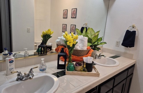 Raisin Casa | Rudraksha-Five Bed Home, NE Fresno,Sleeps 10,Shopping,Dining,Tourist Attractions