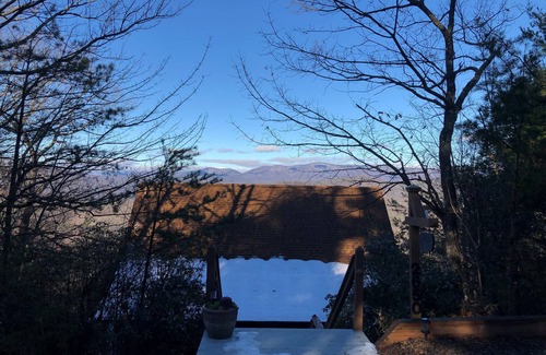 Purlear Cabina | Ruffinit at Buck Mountain-Breathtaking Views, Large Deck w/SIP, Wifi!