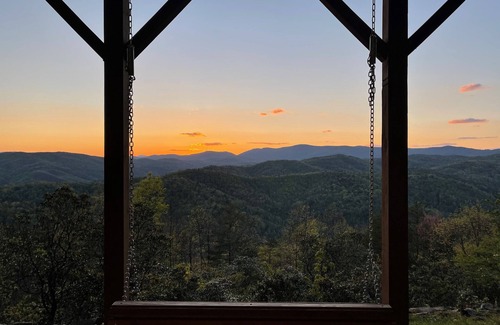 Purlear Cabina | Ruffinit at Buck Mountain-Breathtaking Views, Large Deck w/SIP, Wifi!