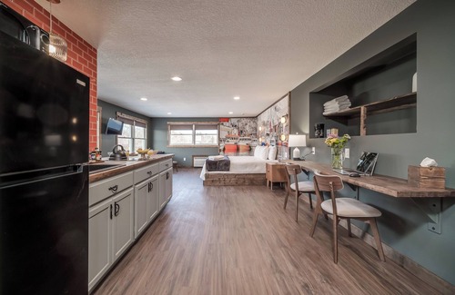 Prescott Apartamento | Rugged Meets Refined - Alaskan-inspired studio