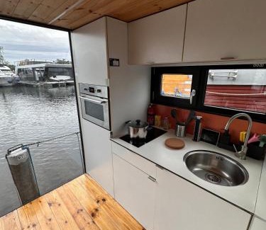 Schmoeckwitz Alquiler De Eote | Ruheoase am Wasser, Sauna-Hausboot in Naturidylle
