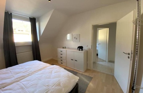 Zollstock Apartamento | Ruhiges DG 6 P. Urban Öpnv