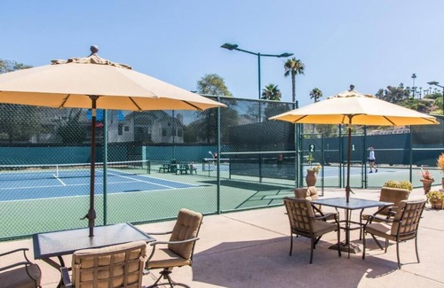 Solana Beach Condominio | Run to Del Mar for Breeders Cup week! Spacious, fully equipped 1BR condo!