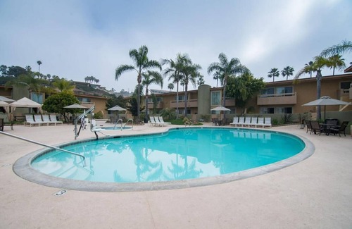 Solana Beach Condominio | Run to Del Mar for Breeders Cup week! Spacious, fully equipped 1BR condo!
