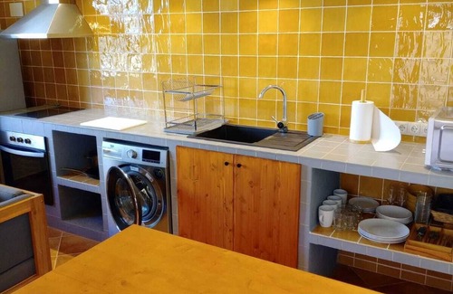 San Martin Sarroca Apartamento | Rural apartment with garden and elevated swimming pool.
