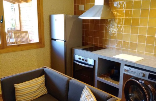 San Martin Sarroca Apartamento | Rural apartment with garden and elevated swimming pool.