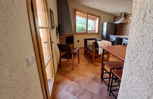 San Martin Sarroca Apartamento | Rural apartment with garden and elevated swimming pool.