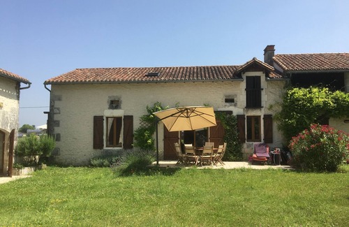 Verteillac Casa | Rural converted farmhouse with heated pool and tennis court near popular village