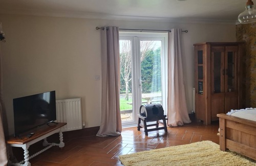 Capel Coch Cabaña | Rural Cottage, Log Burner, Sky, 60 inch TV ,Early check in and large gardens