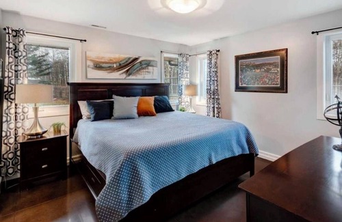 Priddis Otro | Rural foothills farmhouse - Horse friendly